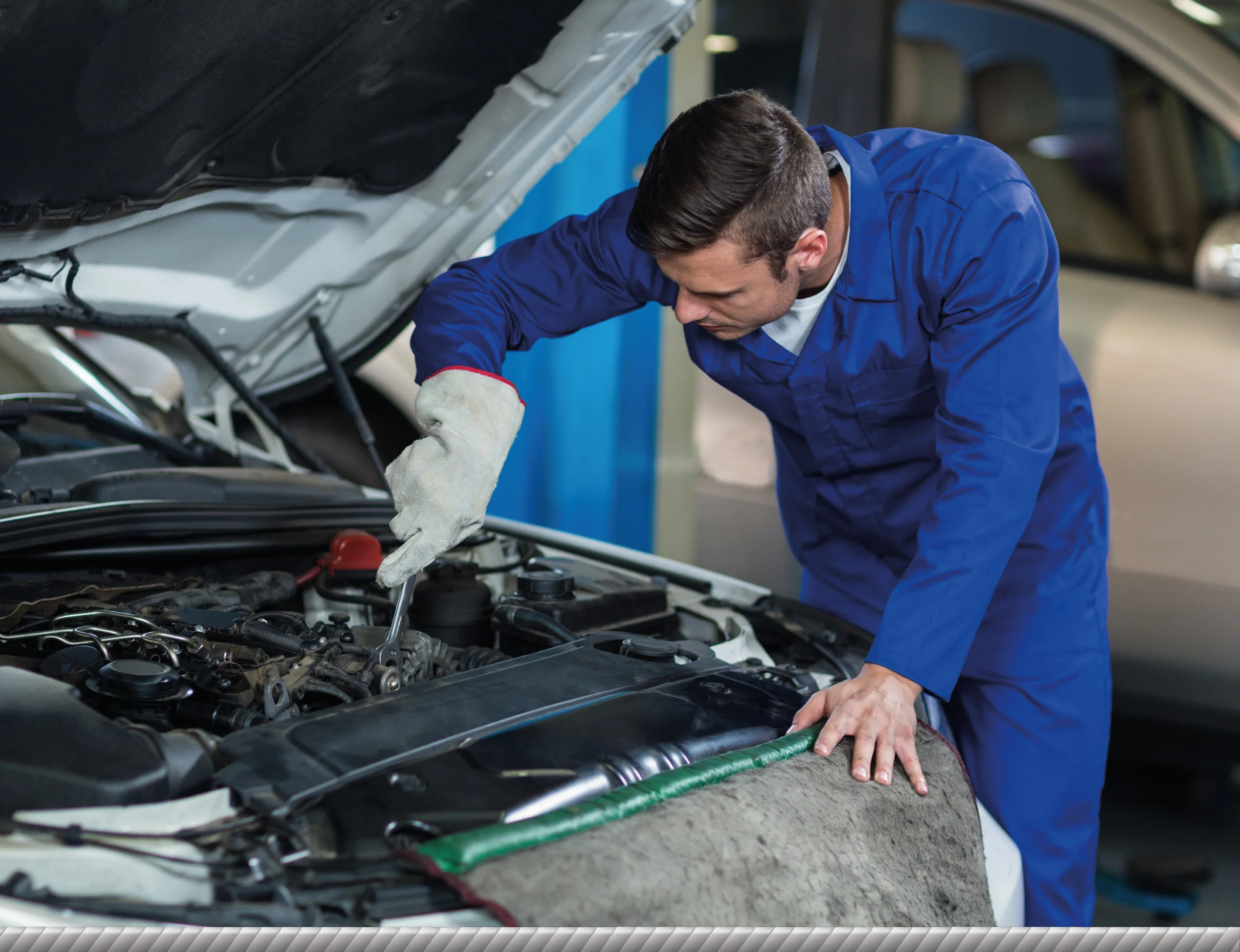 Equipo de trabajo atendiendo a clientes en taller automotriz